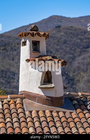 Pittoresco camino sul tetto di una vecchia casa in villaggio svizzero Morcote sul lago di Lugano Foto Stock