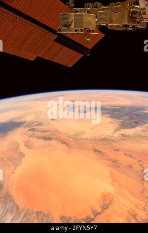 A BORDO DELLA ISS - 01 maggio 2021 - il bagliore del deserto del Sahara sulle schiere solari della Stazione spaziale Internazionale - Foto: Geopix/NASA/ESA/Thomas Foto Stock