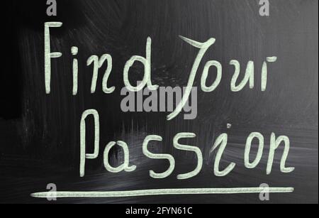 Primo piano di un testo sottolineato "Find Your Passion" su sfondo nero Foto Stock