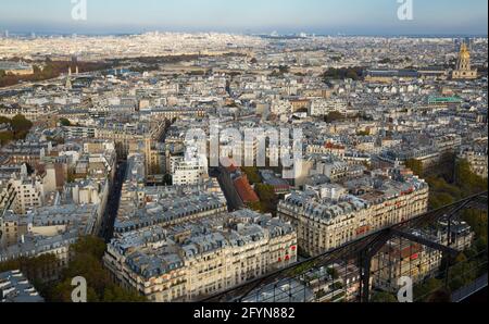 Pittoresca vista panoramica di Parigi in autunno con la cupola d'oro dell'Hotel des Invalides, Francia Foto Stock