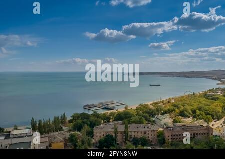 Kerch, Crimea - vista panoramica della città dal Monte Mitridate, città di mare, località del Mar Nero Foto Stock