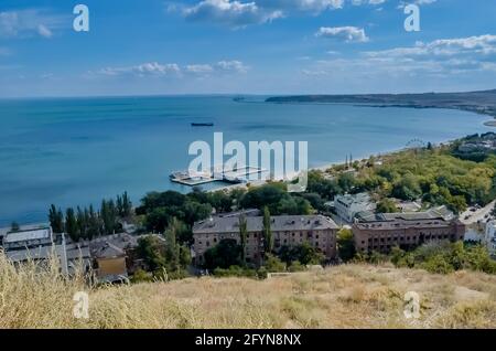 Kerch, Crimea - vista panoramica della città dal Monte Mitridate, città di mare, località del Mar Nero Foto Stock