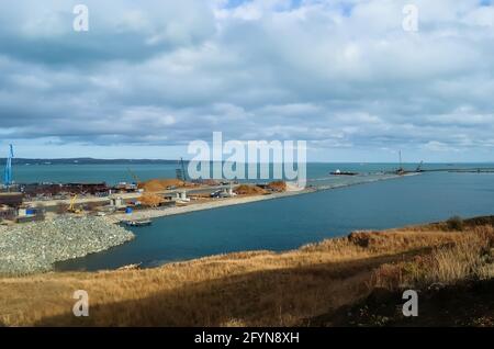 Kerch, Russia - 18 agosto 2017: Ponte in costruzione come parte del ponte di Crimea dalla penisola di Taman alla penisola di Kerch. Foto del ponte di Crimea Foto Stock