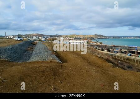 Kerch, Russia - 18 agosto 2017: Ponte in costruzione come parte del ponte di Crimea dalla penisola di Taman alla penisola di Kerch. Foto del ponte di Crimea Foto Stock