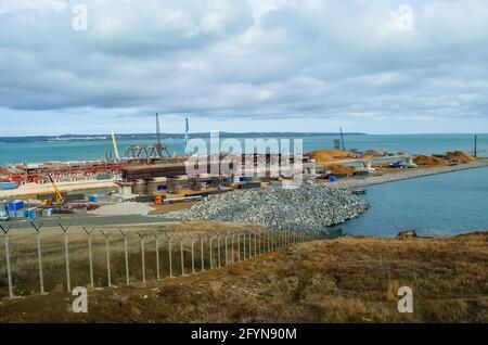 Kerch, Russia - 18 agosto 2017: Ponte in costruzione come parte del ponte di Crimea dalla penisola di Taman alla penisola di Kerch. Foto del ponte di Crimea Foto Stock