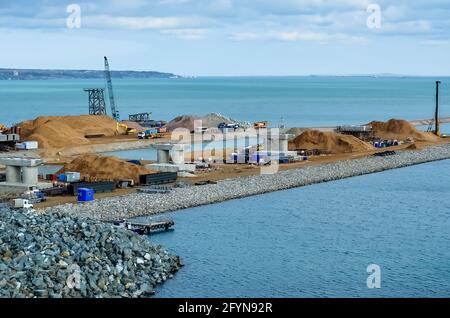 Kerch, Russia - 18 agosto 2017: Ponte in costruzione come parte del ponte di Crimea dalla penisola di Taman alla penisola di Kerch. Foto del ponte di Crimea Foto Stock