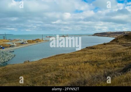 Kerch, Russia - 18 agosto 2017: Ponte in costruzione come parte del ponte di Crimea dalla penisola di Taman alla penisola di Kerch. Foto del ponte di Crimea Foto Stock