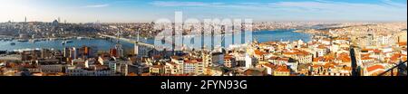 Vista panoramica dalla Torre Galata della baia del Corno d'Oro con ponte della metropolitana e l'autostrada Ataturk Bridge che collega Beyoglu e i quartieri Fatih Foto Stock