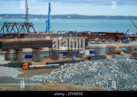 Kerch, Russia - 18 agosto 2017: Ponte in costruzione come parte del ponte di Crimea dalla penisola di Taman alla penisola di Kerch. Foto del ponte di Crimea Foto Stock