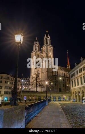 Grossmunster chiesa protestante a Zurigo, Svizzera di notte Foto Stock