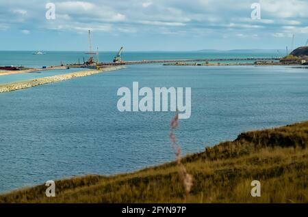 Kerch, Russia - 18 agosto 2017: Ponte in costruzione come parte del ponte di Crimea dalla penisola di Taman alla penisola di Kerch. Foto del ponte di Crimea Foto Stock