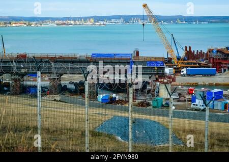 Kerch, Russia - 18 agosto 2017: Ponte in costruzione come parte del ponte di Crimea dalla penisola di Taman alla penisola di Kerch. Foto del ponte di Crimea Foto Stock