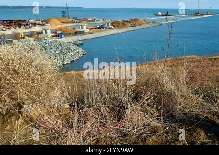 Kerch, Russia - 18 agosto 2017: Ponte in costruzione come parte del ponte di Crimea dalla penisola di Taman alla penisola di Kerch. Foto del ponte di Crimea Foto Stock