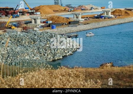 Kerch, Russia - 18 agosto 2017: Ponte in costruzione come parte del ponte di Crimea dalla penisola di Taman alla penisola di Kerch. Foto del ponte di Crimea Foto Stock