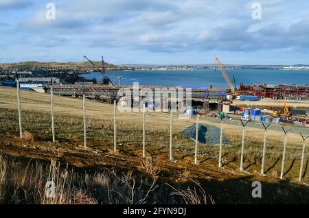 Kerch, Russia - 18 agosto 2017: Ponte in costruzione come parte del ponte di Crimea dalla penisola di Taman alla penisola di Kerch. Foto del ponte di Crimea Foto Stock