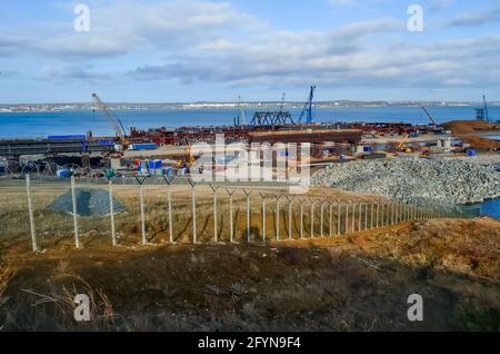 Kerch, Russia - 18 agosto 2017: Ponte in costruzione come parte del ponte di Crimea dalla penisola di Taman alla penisola di Kerch. Foto del ponte di Crimea Foto Stock