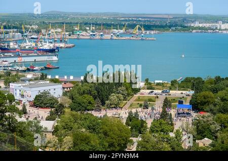 Kerch, Crimea - vista panoramica della città dal Monte Mitridate, città di mare, località del Mar Nero Foto Stock