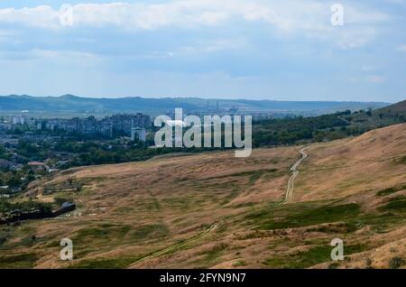 Kerch, Crimea - vista panoramica della città dal Monte Mitridate, città di mare, località del Mar Nero Foto Stock