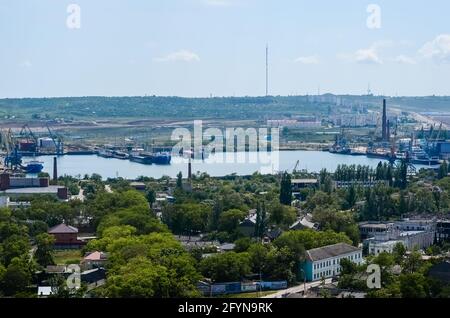 Kerch, Crimea - vista panoramica della città dal Monte Mitridate, città di mare, località del Mar Nero Foto Stock