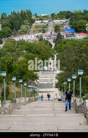 Kerch, Crimea - vista panoramica della città dal Monte Mitridate, città di mare, località del Mar Nero Foto Stock