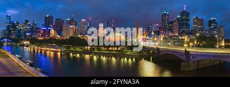 Panorama di Melbourne prima dell'alba Foto Stock