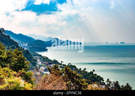 Paesaggio contrastante del litorale tropicale con le montagne. Vacanze in Asia su un'isola in Thailandia. Viaggi e turismo. Foto Stock