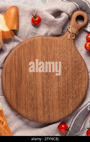 tavola, pane e pomodori per preparare i sandwich Foto Stock