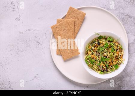Insalata mista di cereali germogliati e micrograni in una ciotola, vista dall'alto. Foto Stock