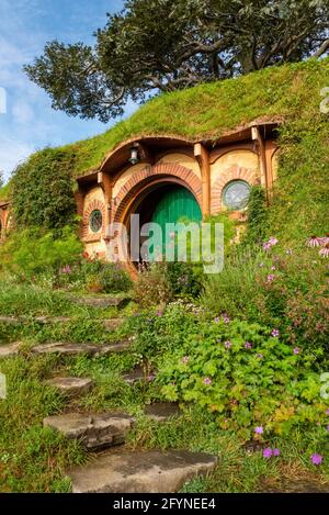 Buca di hobbit di Bilbo Baggin nel villaggio di Hobbiton dai film The Hobbit e Lord of the Rings, Nuova Zelanda Foto Stock