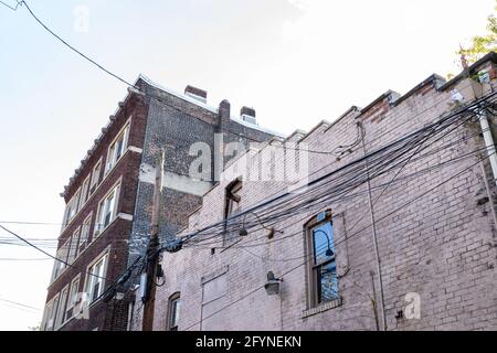 Urbano misto paesaggio urbano con vecchi appartamenti ed edifici industriali, aspetto orizzontale Foto Stock