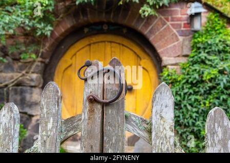 Famoso villaggio di Hobbiton a Matamata dai film The Hobbit e il Signore degli anelli, Nuova Zelanda Foto Stock