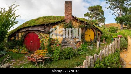 La casa di Samwise Gargee nel villaggio di Hobbiton dai film The Hobbit e Lord of the Rings, Nuova Zelanda Foto Stock