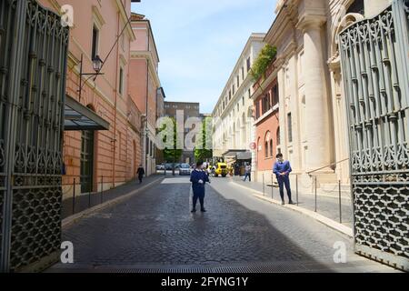Guardie Svizzere agli ingressi della Città del Vaticano Foto Stock