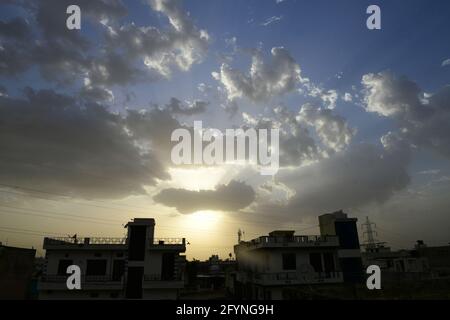 Beawar, Rajasthan, India, 28 maggio 2021: Le nuvole monsonone si riuniscono nel cielo sopra la città al tramonto durante la stagione delle piogge a Beawar. Credit: Sumit Saraswat/Alamy Live News Foto Stock