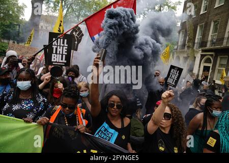 Manifestanti durante una protesta contro la polizia, il crimine, la condanna e i tribunali Bill on London's Holborn. Data immagine: Sabato 29 maggio 2021. Foto Stock