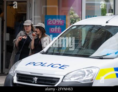 Brentwood Essex 29 maggio 2021 UN gioco di mistero di omicidio basato sulla posizione GPS che si gioca in Brentwood Essex poche ore dopo un doppio pugnale in Brentwood High Street. Credit: Ian Davidson/Alamy Live News Foto Stock