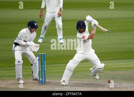 Emirates Old Trafford, Manchester, Regno Unito. 29 maggio 2021. County Championship Cricket, Lancashire contro Yorkshire, Day 3; Josh Bohannon del Lancashire battendo durante la sessione mattutina il 3° giorno mentre il Lancashire costruì un primo vantaggio di 280 senza perdere un wicket prima dell'intervallo di pranzo Credit: Action Plus Sports Images/Alamy Live News Credit: Action Plus Sports/Alamy Live News Foto Stock