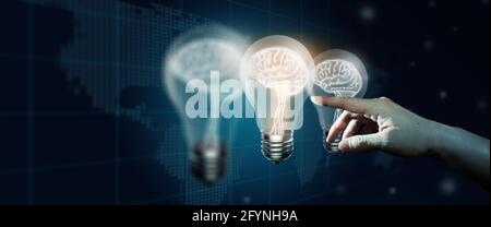 Uomo d'affari mano con la lampadina e incandescente diversa. Ispirazione e idee creative innovative. Foto Stock