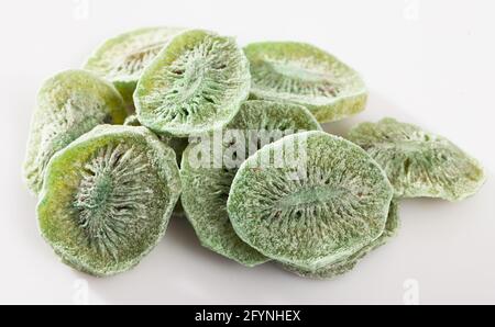 Pila di naturale liofilizzato kiwi fette su sfondo bianco. Concetto di sana e cucina dietetica Foto Stock