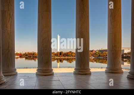 Il Washington Monument visto attraverso le colonne doriche di marmo del Jefferson Memorial, attraverso il Tidal Basin, Washington DC, USA Foto Stock