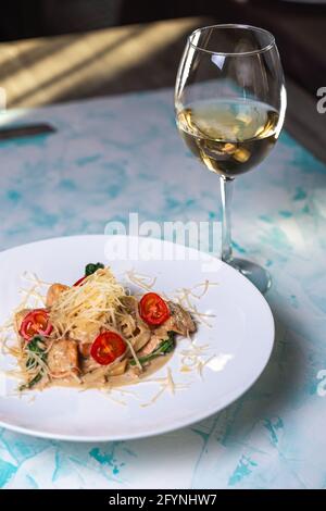 Pasta con formaggi stagionati e carne con vino nel sfondo Foto Stock