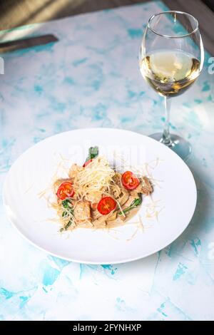 Pasta con formaggi stagionati e carne con vino nel sfondo Foto Stock