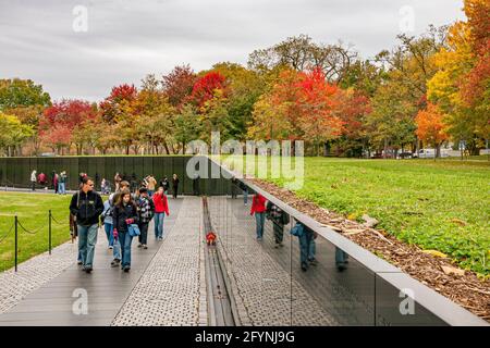 La gente passa accanto al Vietnam Veterans Memorial Wall, che onora i membri delle forze armate statunitensi che hanno combattuto nella guerra del Vietnam, Washington DC Foto Stock