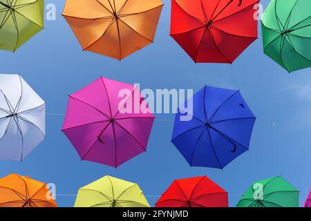 Ombrelli a torrox pueblo in Spagna, cielo blu Foto Stock