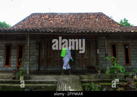 Yogyakarta, Indonesia. 29 maggio 2021. Un lavoratore che indossa tuta protettiva spray disinfettante in una zona residenziale a Sleman distretto in Yogyakarta, Indonesia, 29 maggio 2021. Credit: Joni/Xinhua/Alamy Live News Foto Stock