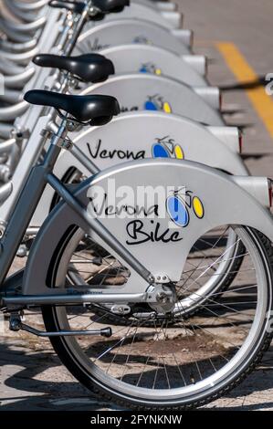 Noleggio biciclette Verona nella città medievale di Verona, nel Veneto, nel nord Italia. Verona è stata insignita di uno stato dichiarato Patrimonio dell'Umanità Foto Stock