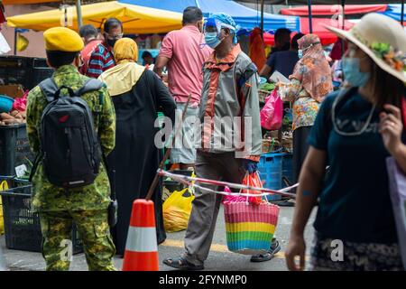 (210529) -- KUALA LUMPUR, 29 maggio 2021 (Xinhua) -- le persone che indossano maschere per il viso negozio in un mercato prima di un blocco a Kuala Lumpur, Malesia, 29 maggio 2021. La Malesia ha segnalato i salti nel record quotidiano più alto dei nuovi casi e dei decessi di COVID-19 il sabato, dopo che il governo ha annunciato un blocco totale per contenere l'epidemia. Un nuovo picco giornaliero di 9,020 infezioni è stato segnalato, un aumento rispetto al precedente picco di 8,290 casi appena registrato un giorno fa, portando il totale nazionale a 558,534, secondo il ministero della salute. Credit: Xinhua/Alamy Live News Foto Stock