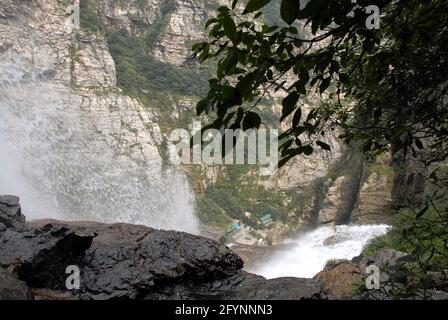 Monte Lushan nella provincia di Jiangxi, Cina. Vista dalla cima di un'alta cascata sul Monte Lu, una montagna panoramica in Cina. Parco Nazionale di Lushan Foto Stock