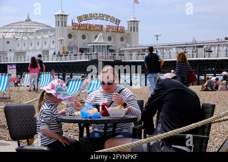 Brighton East Sussex, Regno Unito. 29 maggio 2021. I visitatori si affollano a Brighton East Sussex, dove le temperature calde arrivano in tempo per la fine di maggio Bank Holiday. Credit: MARTIN DALTON/Alamy Live News Foto Stock