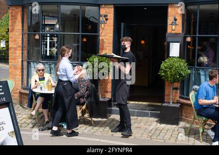 Old Amersham, Buckinghamshire, Regno Unito. 29 maggio 2021. I clienti potranno gustare un pranzo al fresco presso la Cote Brasserie. La gente si è goduto il sole caldo bello oggi nella città vecchia di Amersham dopo l'eliminazione di più delle restrizioni di Covid-19. Credit: Maureen McLean/Alamy Live News Foto Stock